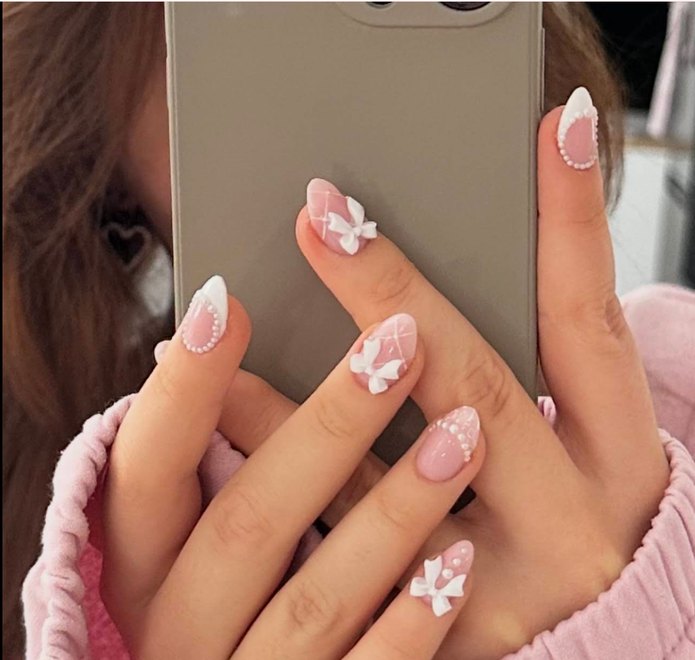 Weißes Schleifen-Nageldesign bei Glossy Nails