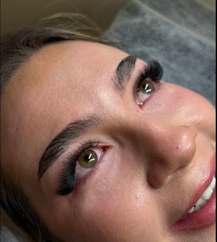 Wimpern und Augenbrauen bei Glossy Nails