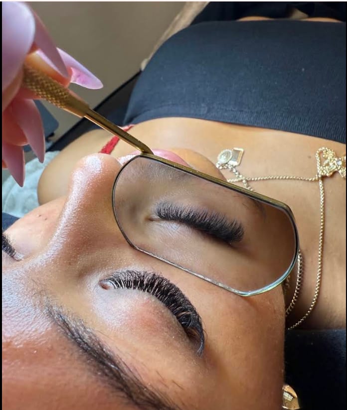 Wimpern und Augenbrauen bei Glossy Nails & Beauty Jena 1