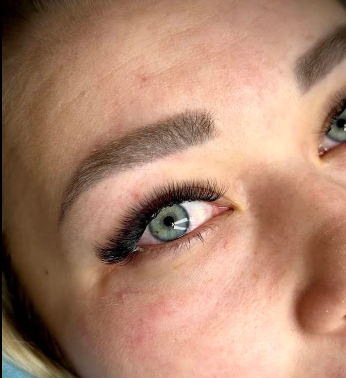 Wimpern und Augenbrauen bei Glossy Nails & Beauty Jena 5