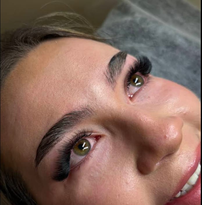 Wimpern und Augenbrauen bei Glossy Nails & Beauty Jena 7