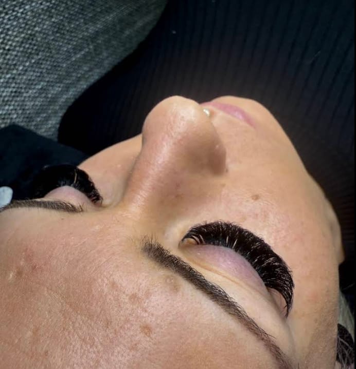 Wimpern und Augenbrauen bei Glossy Nails & Beauty Jena 8