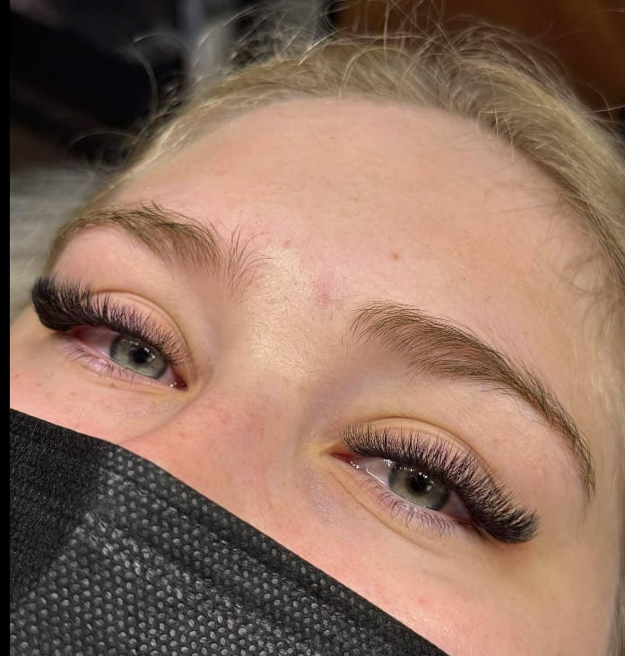 Wimpern und Augenbrauen bei Glossy Nails & Beauty Jena 10